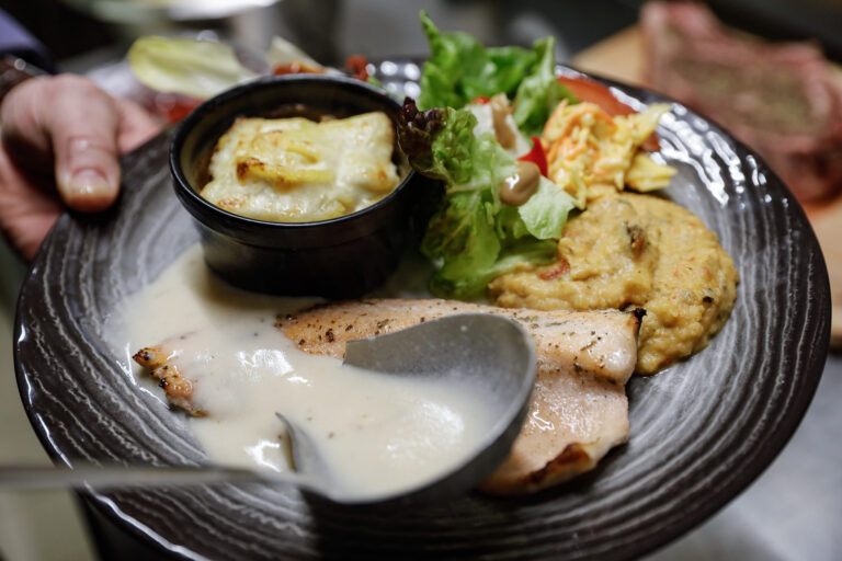 Où manger à Corrençon-en-Vercors ? L’Auberge des 2 Moucherolles, restaurant de saison au cœur du village